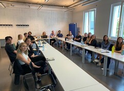 Architekturstudierende der TU Wien im großen U sitzend - Abschlusspräsentation