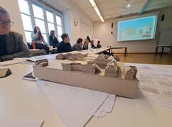 Entwurfsmodell für einen ehemaligen Gasthof in Pulkau, im Hintergrund zehn...