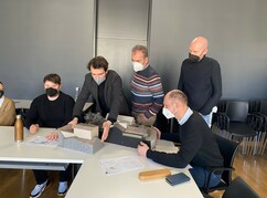 6 Personen vor einem Entwurfsmodell der Spitalskapelle samt Pfarrhof