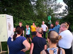 Patrick Zöchling erklärt einen seiner Entwürfe bei der Langen Nacht der...