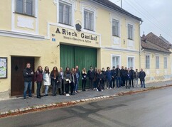 Fassade Gasthof Rieckher, davor mehrere Archtitekturstudierende der TU Wien