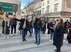 Drei Personen vor einem Geschäft in Wiener Neustadt