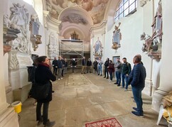 Innenansicht Gruftkapelle Röhrenbach mit Studierenden der TU Wien