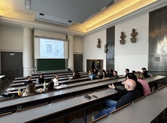 Mehrere Studierende in einem Hörsaal sitzend