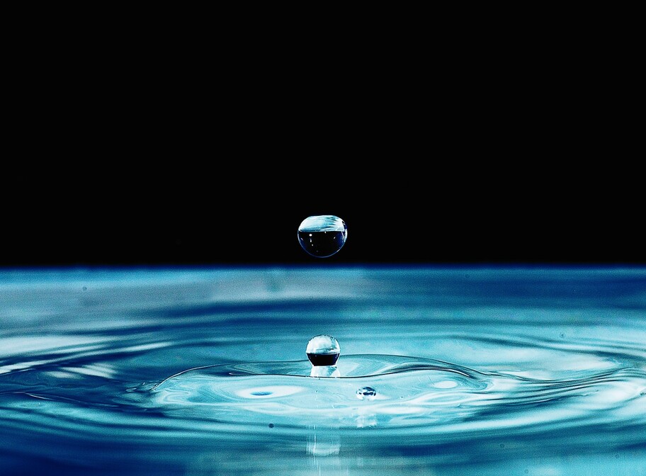 Tropfen fällt auf Wasserfläche