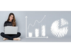 Mädchen mit Laptop am Boden sitzend, daneben Säulendiagram mit drei Säulen höher...