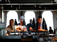 Teller mit wenig Essensresten und Besteck - Gabel und Messer