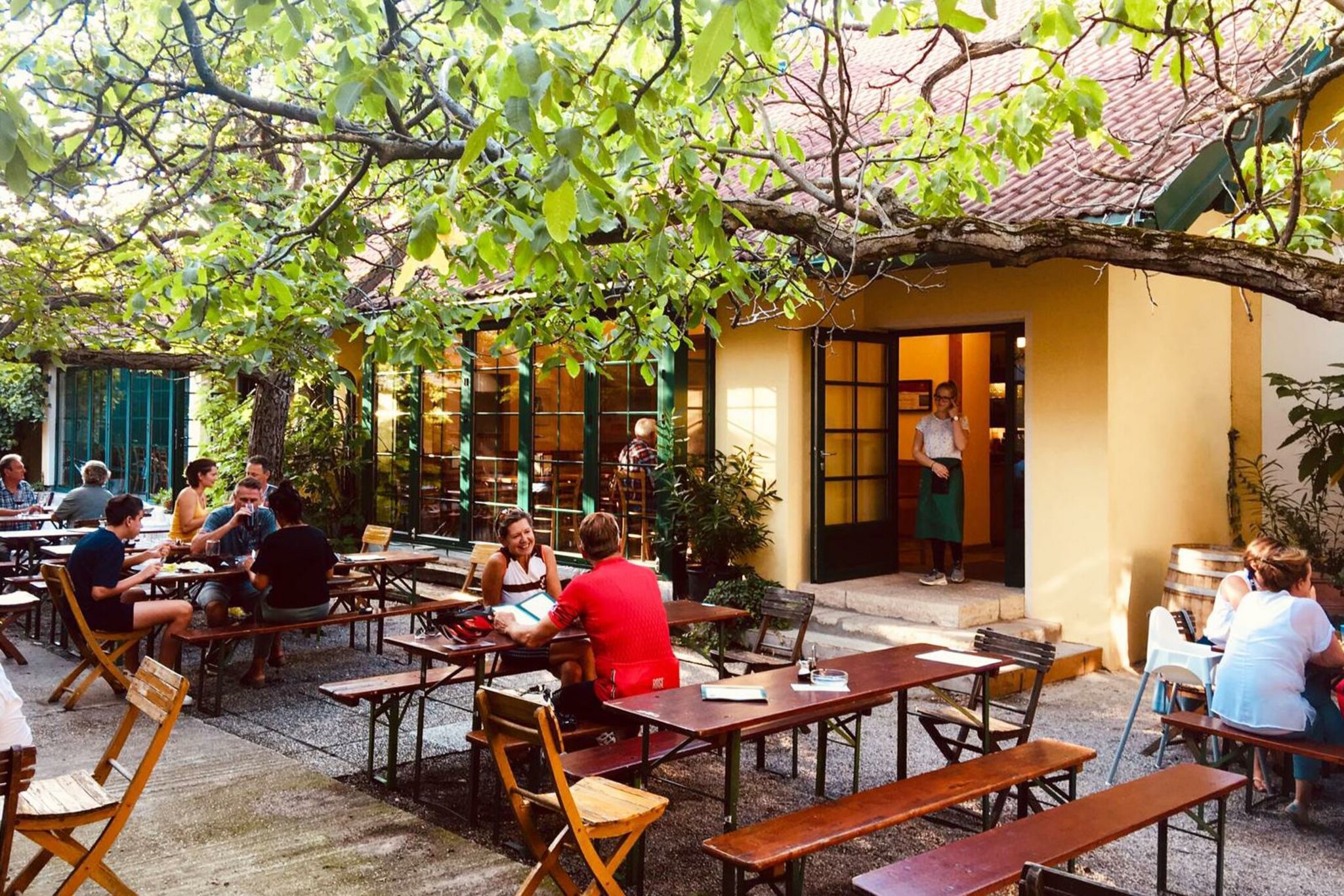 Besucherinnen und Besucher im Innehof des Heurigenbetriebs Schaflerhof in Traiskirchen